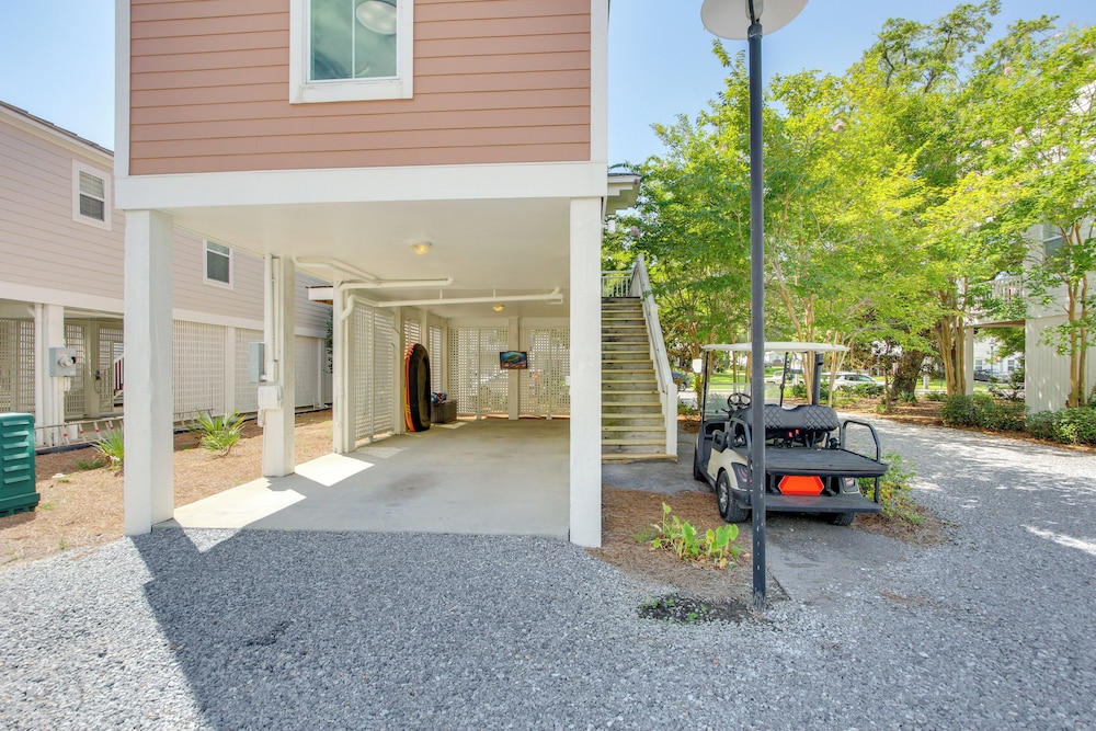 Walk to Beach: Cottage w/ Yard in Pass Christian!