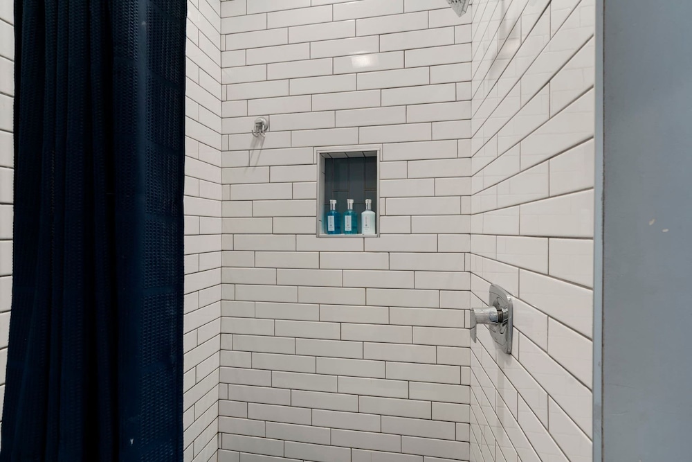 Cozy 2 Bed Home by West Loop With Parking Laundry