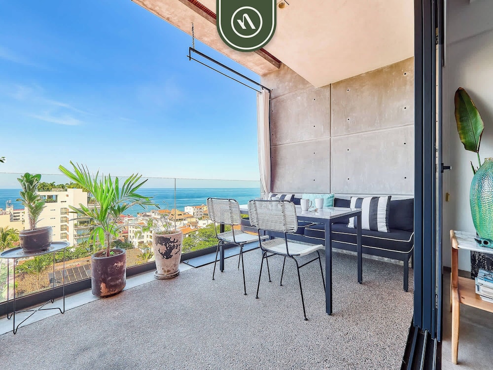 Oceanview Condo With Amazing Rooftop Pool - Gym