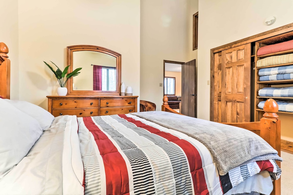 Lake Harmony Home w/ Deck - 3 Mi to Ski Slopes! view 4