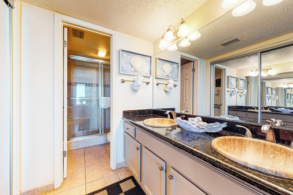 Gulf-view 3BR w/ Gourmet Kitchen, Tennis & Pools