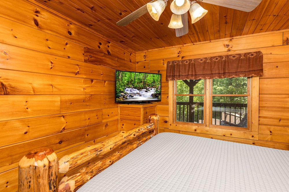 Dog Friendly Secluded Cabin W Hot-tub Sleeps 12