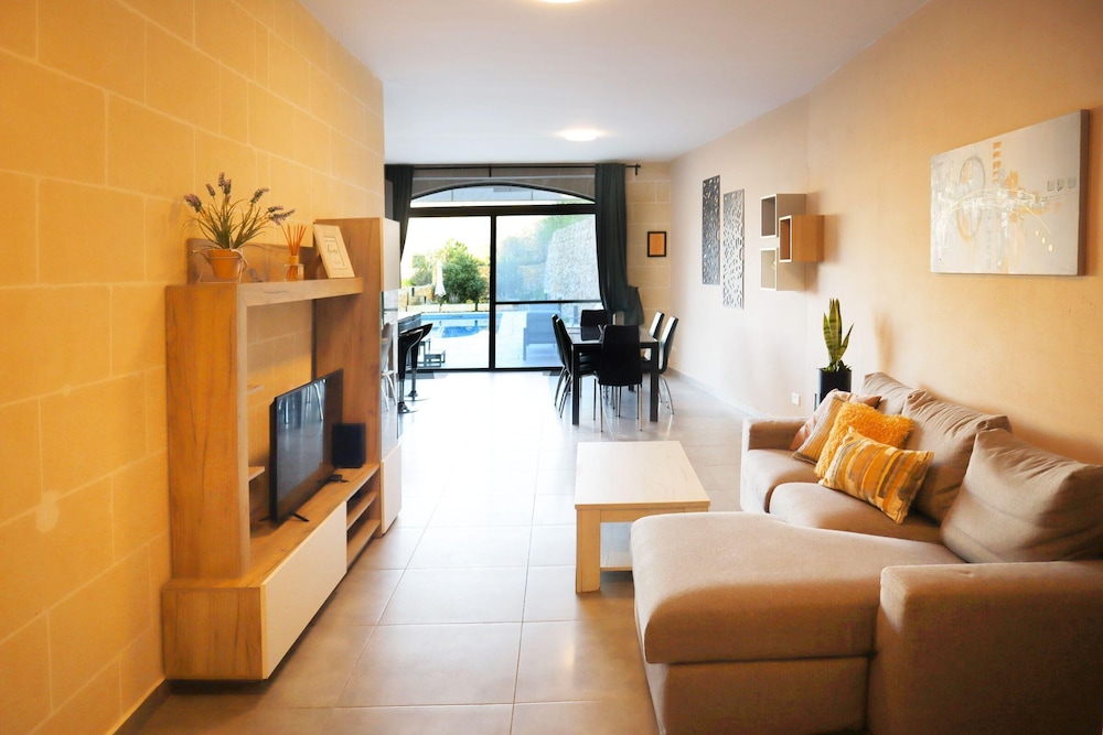 Siku Gozitan House With Pool hot tub view 5