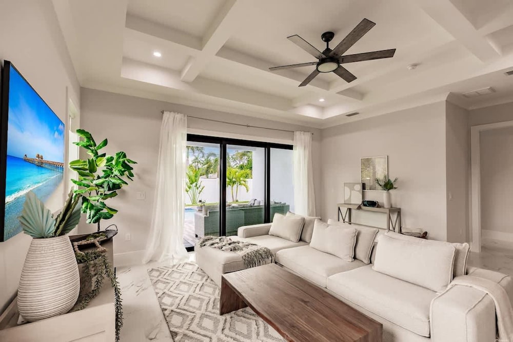 Luxurious Naples 4BR w Pool by Vanderbilt Beach