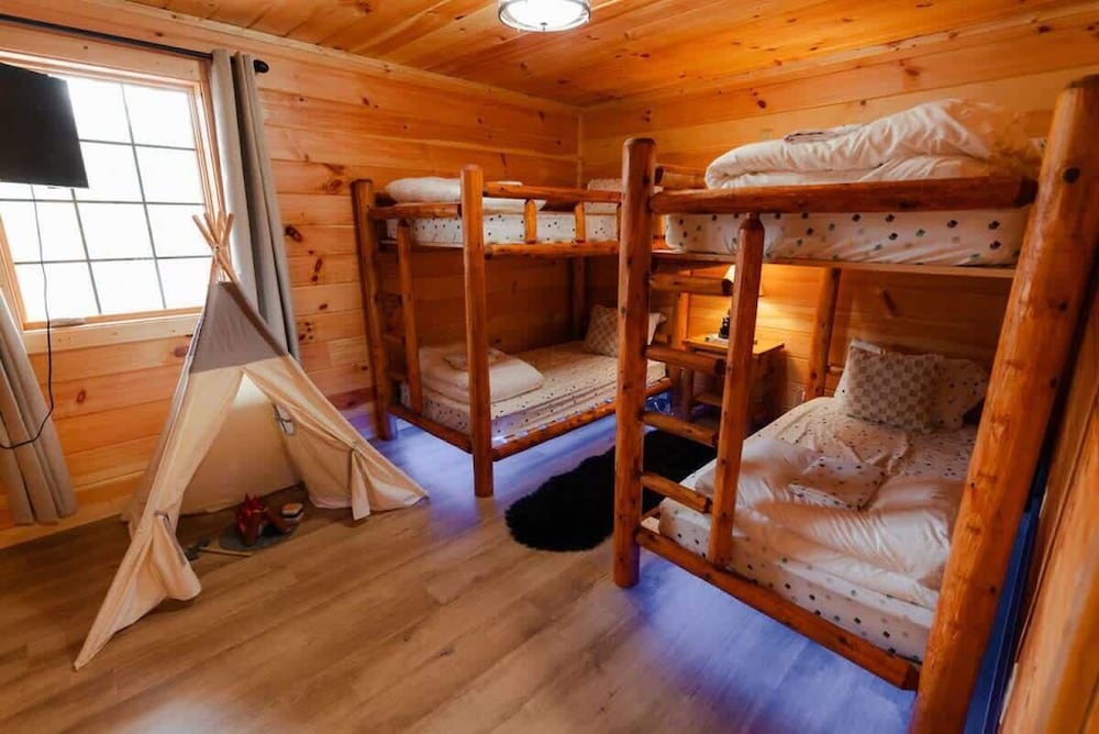 Sleeps 16! Luxury Cabin With Game Room & Hot Tub