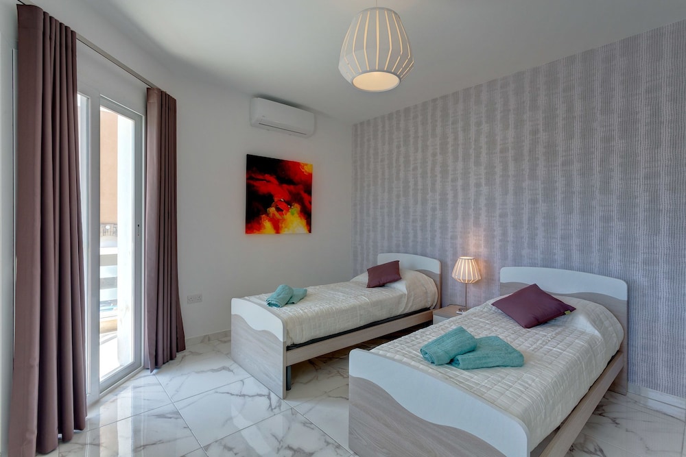 Luxury 2 Bedroom Apartment by the Sea photo 3