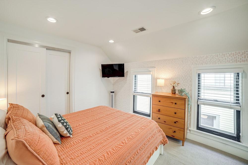 1 Mi to Dtwn Grand Rapids: Chic Condo w/ Balcony!