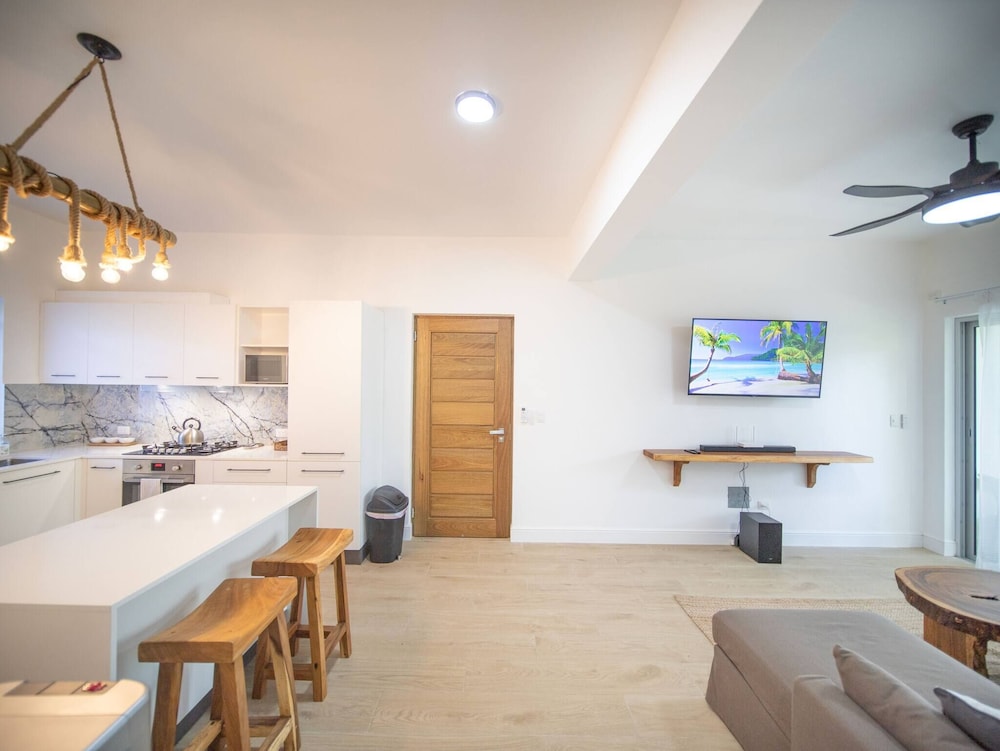 Caribbean Breeze - 2BR Apartment Close to Beach!