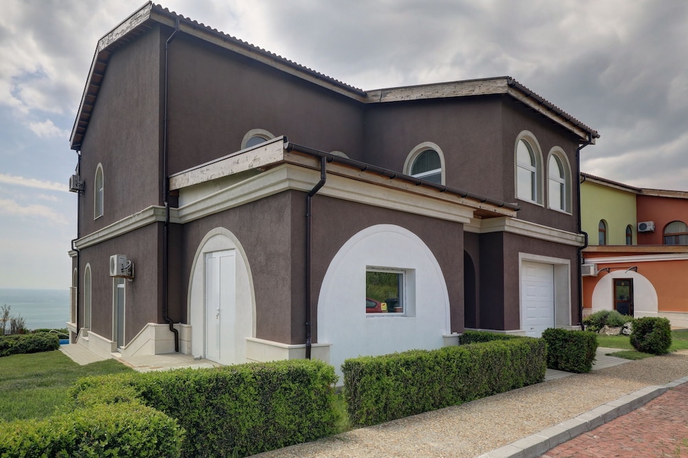 Lighthouse Luxe Estate Apart & Villas