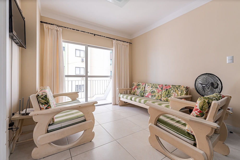 Sea View apt 130m From the Beach in BC Erg605
