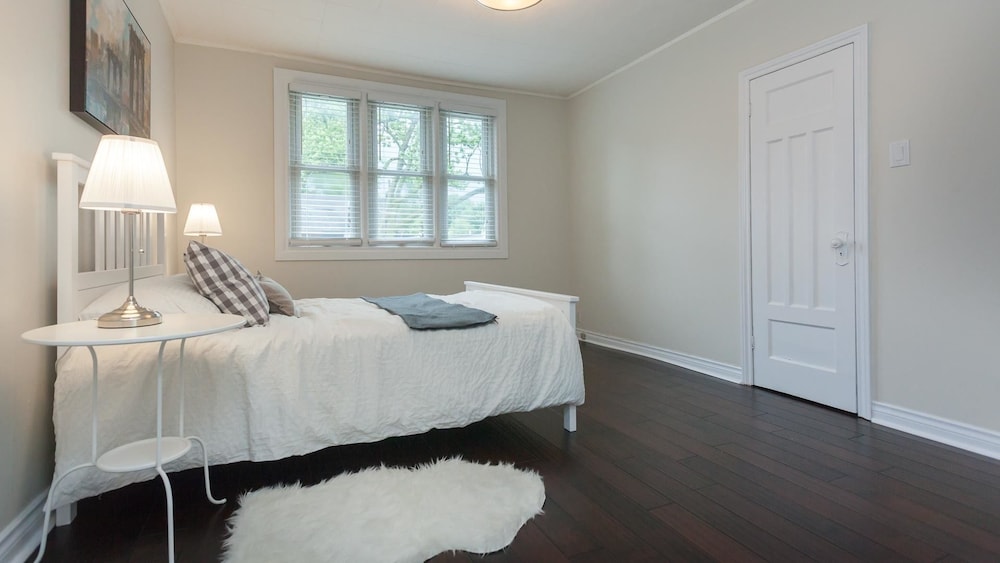 Applewood Suites - Danforth Avenue - Image 4