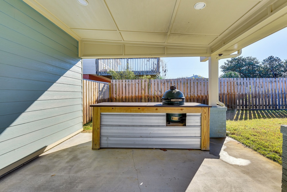 Walk to Gulf: Tranquil Home w/ Yard in Pcb!