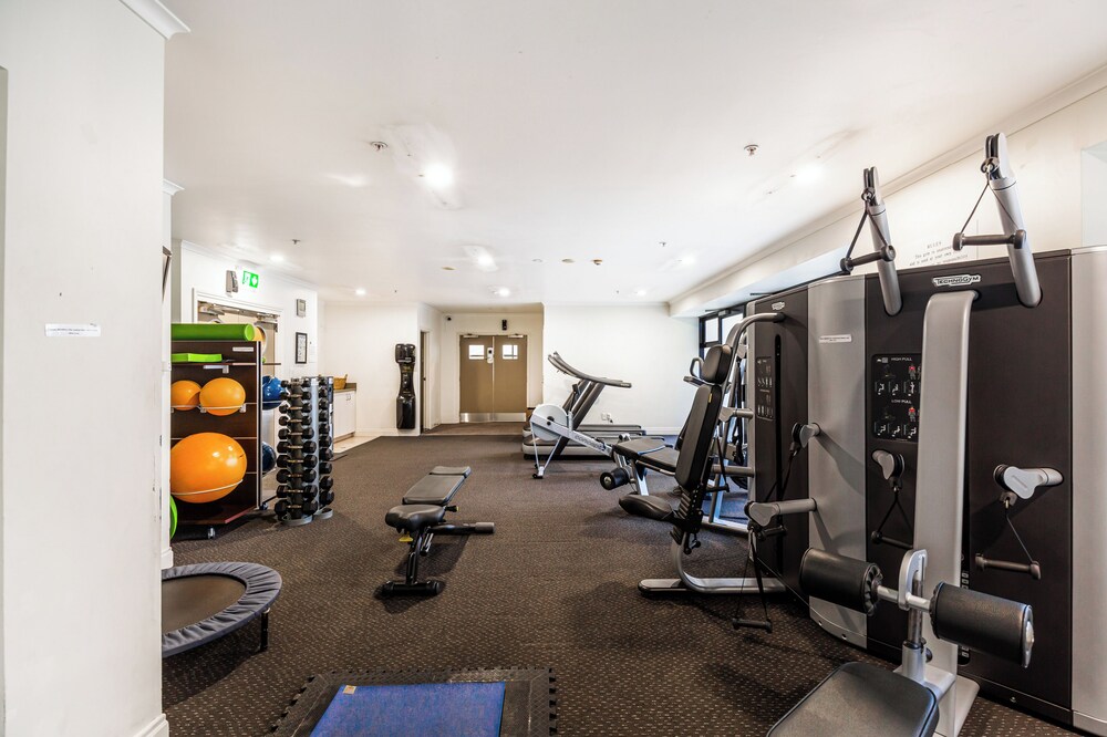 City Getaway 1BR Apt w Pool & Gym I Zodiak Stays