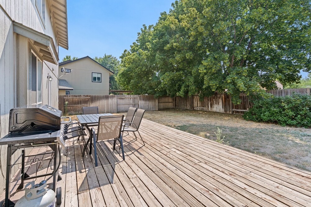 Redmond Rest 4 Bedroom Home by RedAwning
