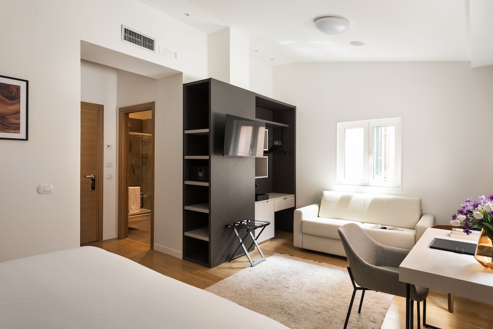 At 41 Luxury Suites & Rooms