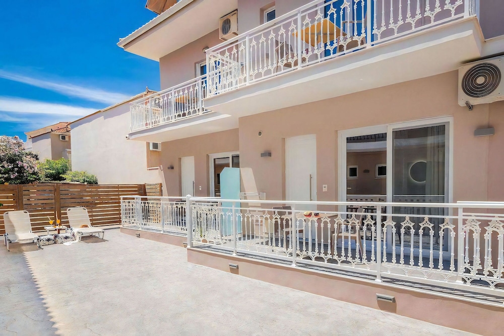 Nikos & Maria Studios
