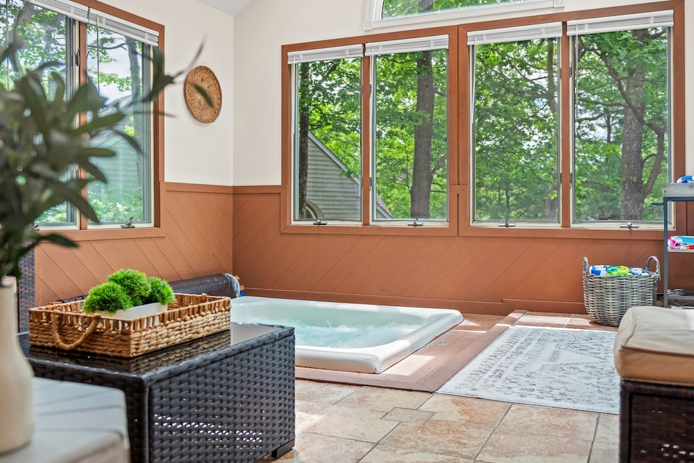 The Boulder Inn by Avantstay Indoor Hot Tub Game Room Outdoor Fire Pit