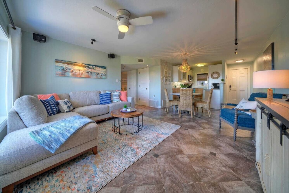 Sleeps 18 2 Beachfront Condos w/ 2 Pools, Tennis/pickleball, Beach Boardwalk