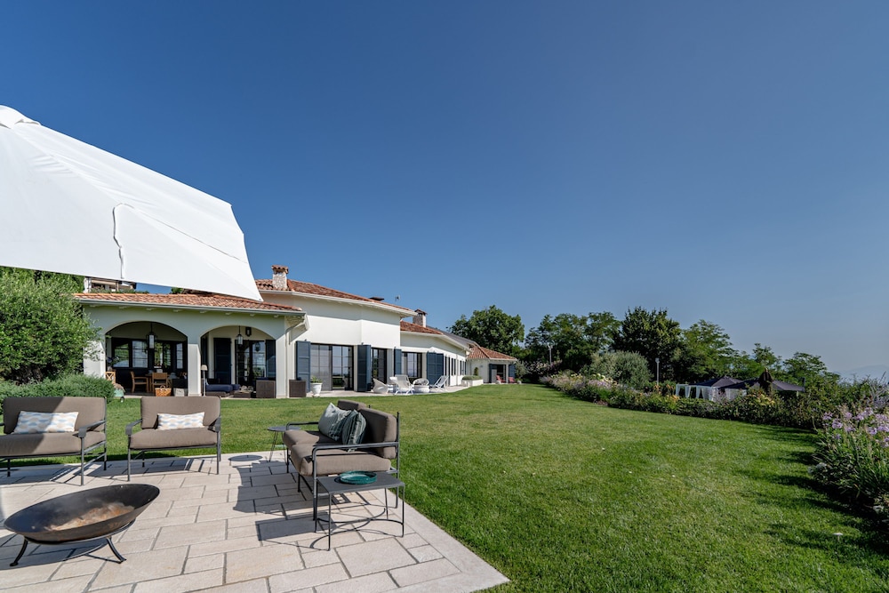 Charming Green and Blue Villa by Wonderful Italy