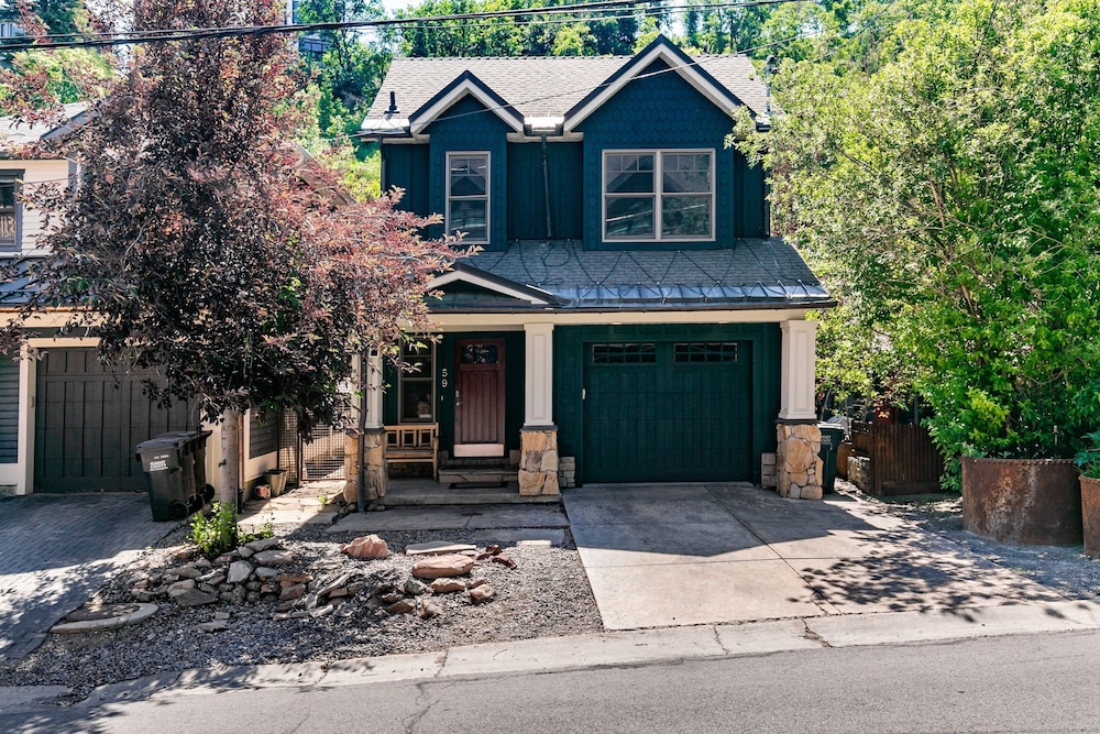 Red Hawk by Avantstay Charming Cabin w Theatre Spa 5mins to Deer Valley Mtn