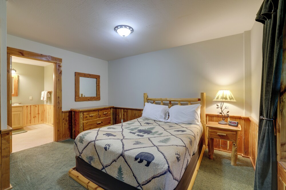 4 Mi to Lake: Wooded Log Cabin in Eureka Springs!