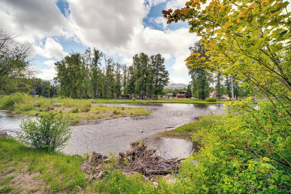 Deck & Fire Pit: Yakima River Retreat in Cle Elum