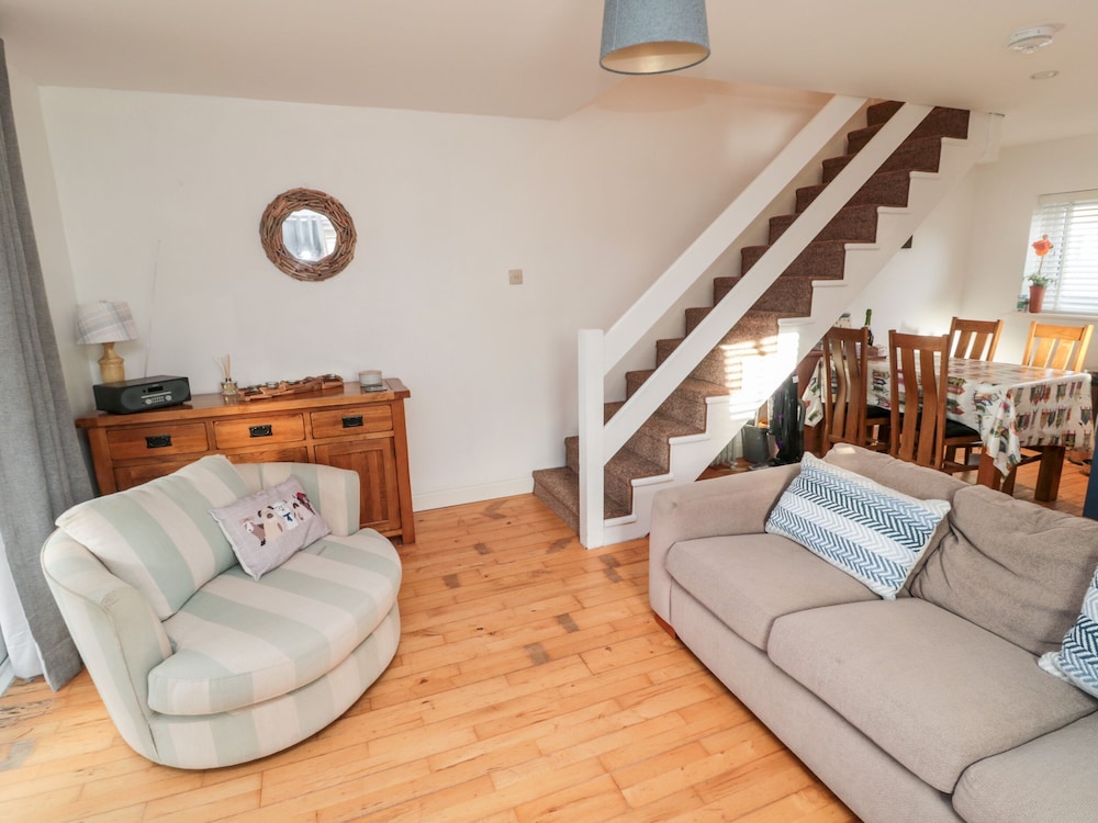 22 Longstone Park