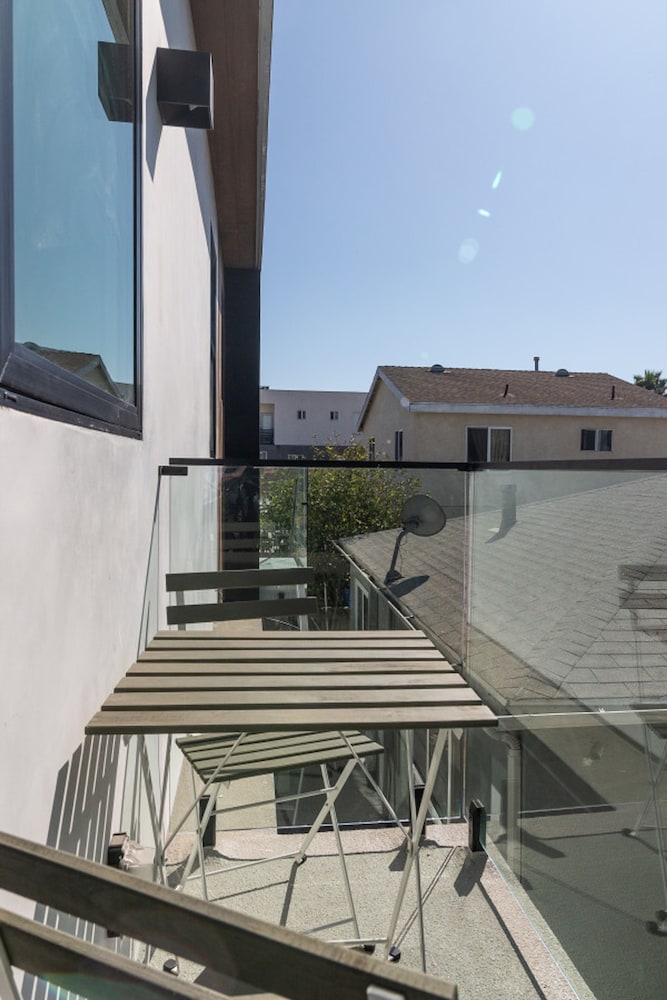 Built 2024 Scandinavian-style Studio With Deck p82