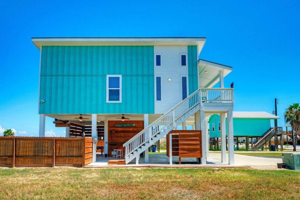 Family-friendly Beach Home Bbq, Patio & Fire Pit & Mins to Beach Bottom's Up by Avantstay