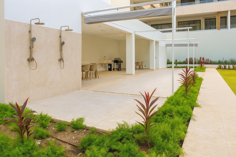 Chic 2BR Stay w Terrace Picuzzi 5 Min to Beach