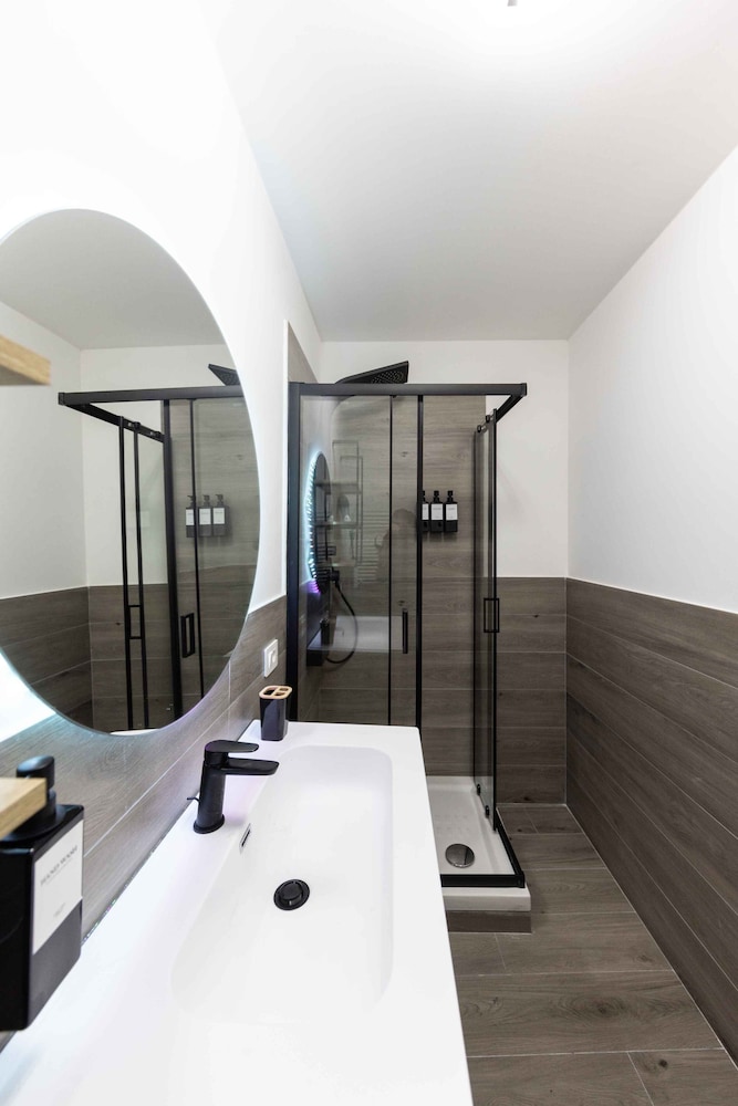 Urban Chic 2 Luxury Suites Apartment