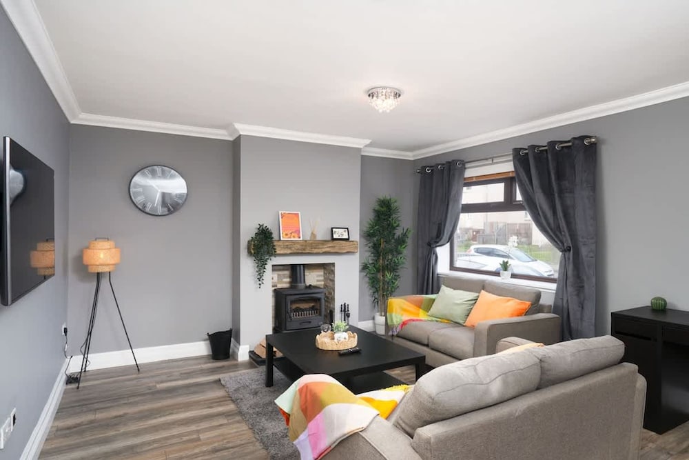 3 Bedroom House - Free Parking