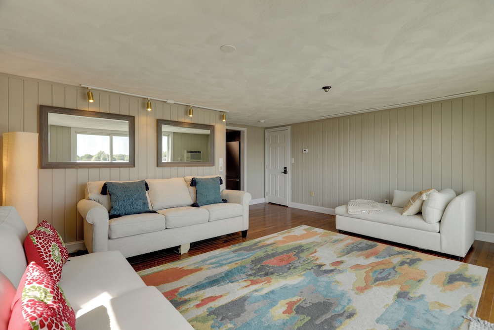 Waterfront Barrington Estate With Hot Tub!