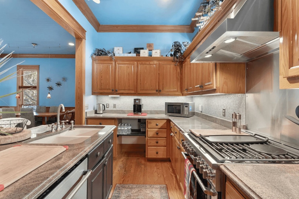 30A Grayt'n Greatful by Avantstay Charming Home+cottage, Walk to Western Lake