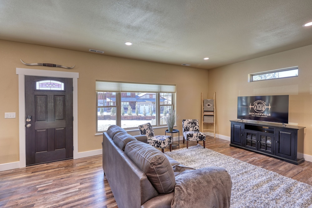 Modern Condo Near BH Attractions-garage Parking
