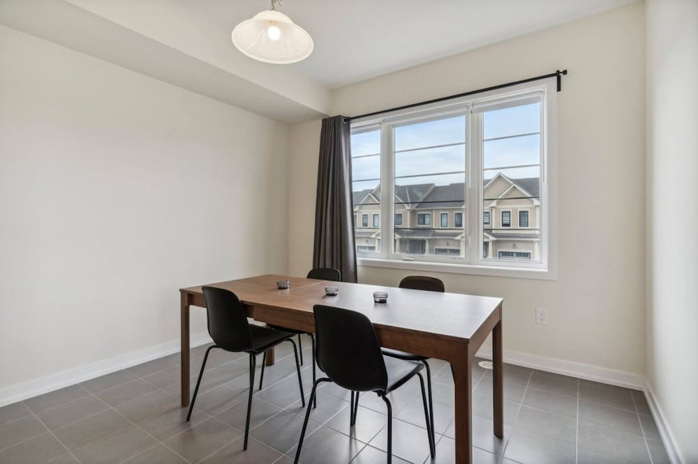A Brand New 4BR Townhouse in Thorold Retreat