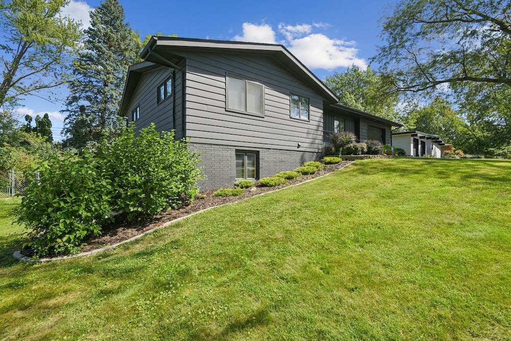 Iowa City 4br Backyard Walk To Stadium 4 Bedroom Home