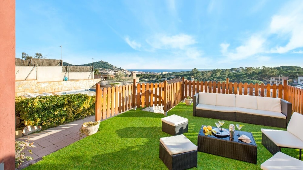 Vila Maer in Blanes With 5 Bedrooms and 2 Bathrooms