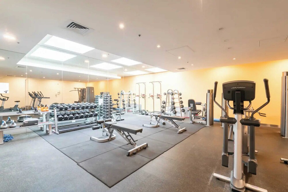 Charming 1BR in Fitzroy w/ Parking, Pool, + Gym!