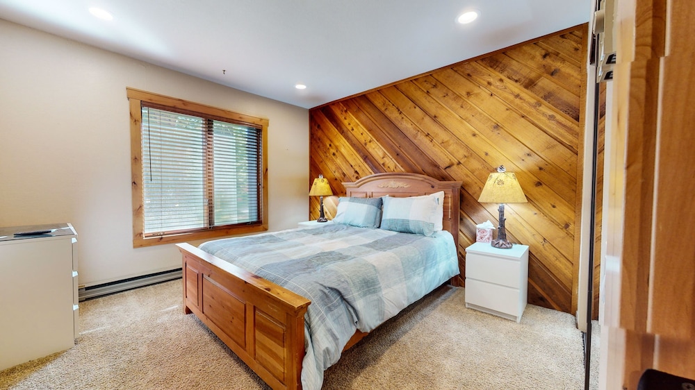 Snowcreek I #47 4 Bedroom Condo view 3