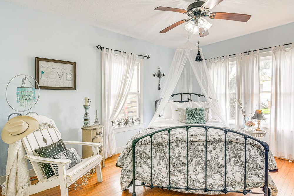 Pet-friendly Galveston Bungalow, 1/2 Mi to Beach! view 2