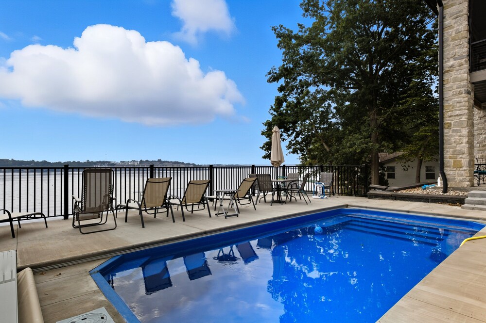 Huge Private Dock w/ 2 Slips + 2pwc, Beautiful Views, Lakeside Hot Tub, Pool & Pickleball