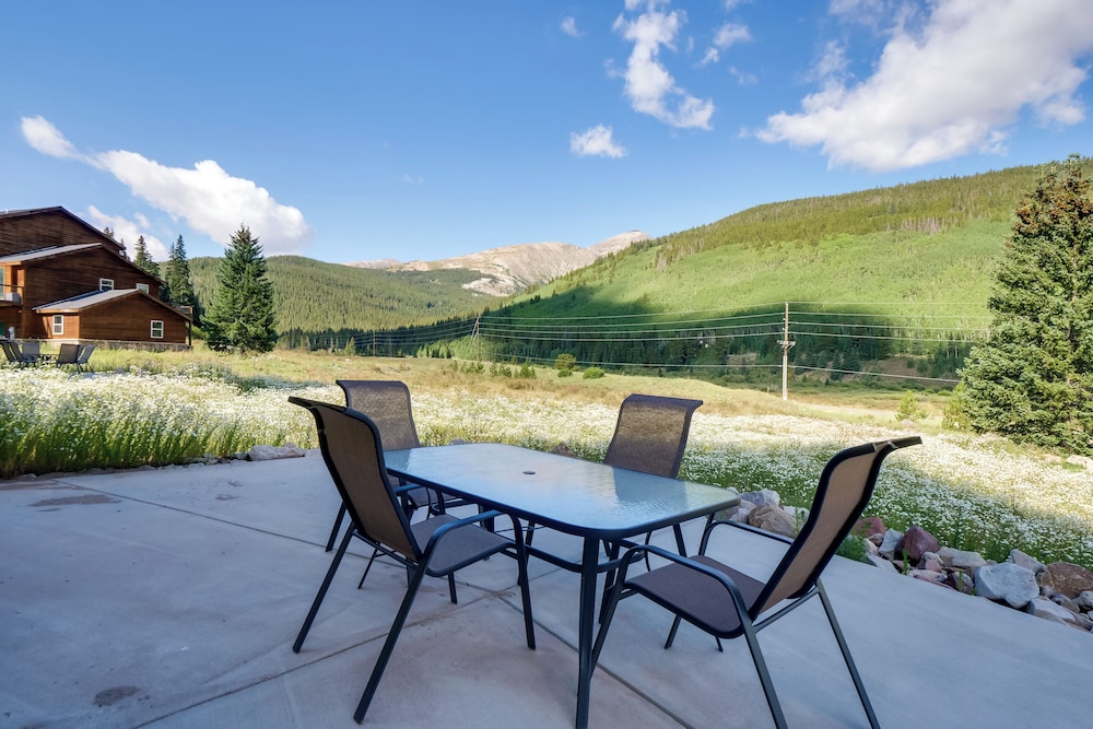 Hot Tub, Pool Table & Fireplaces: Blue River Gem