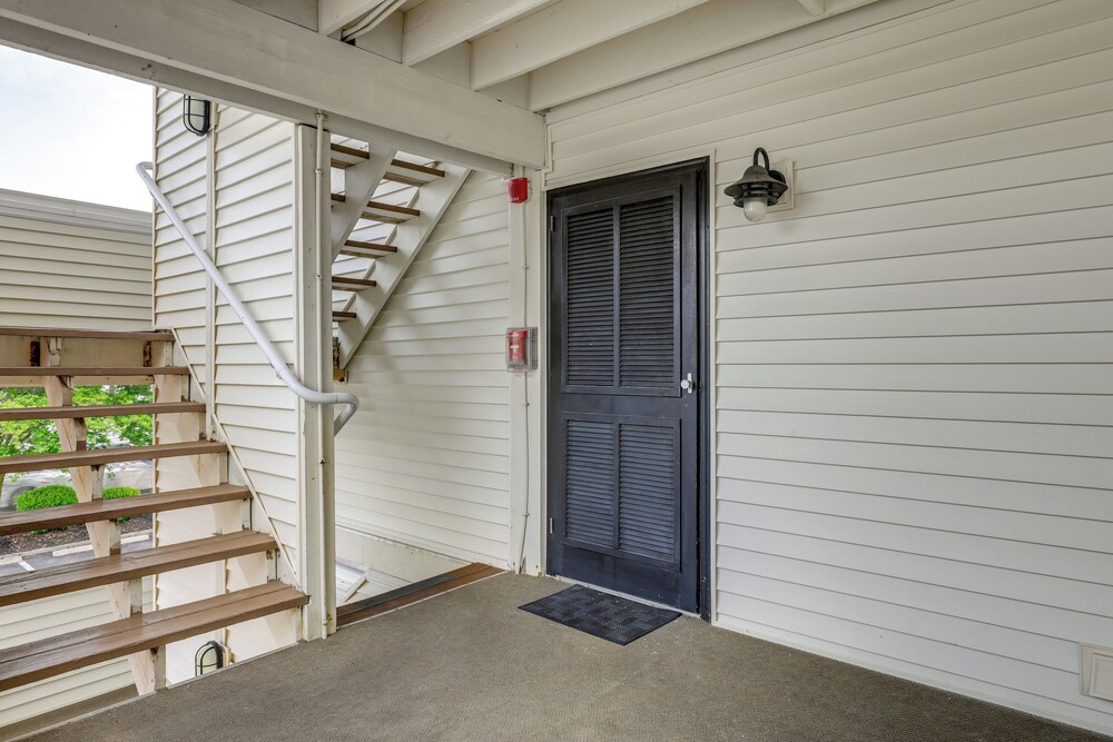 1 Mi to Barefoot Landing: Condo w/ Pool Access!