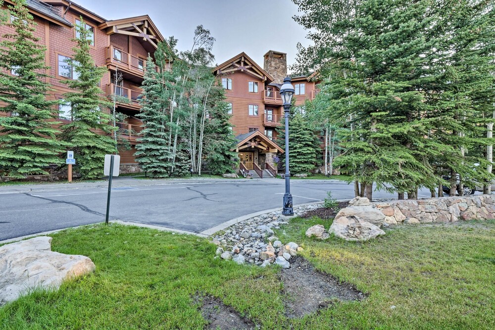 Ski-in Breckenridge Condo w/ Fireplace + Balcony! view 5