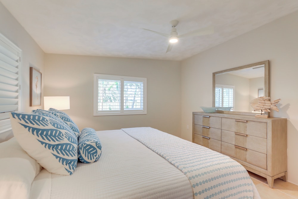 Walk to Beach: Pet-friendly Oasis on Manasota Key!
