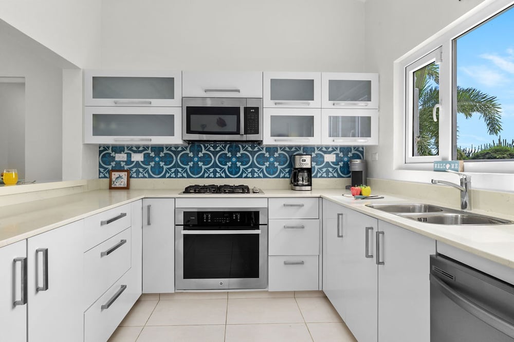 Central 4br3ba Villa w Ocean Views Private Pool