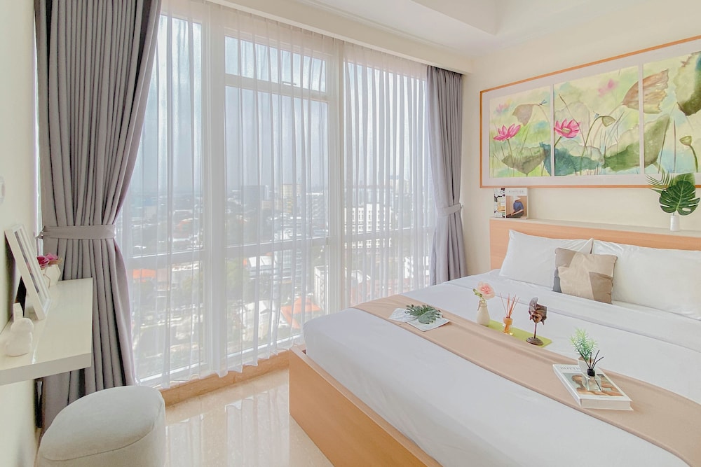 Big and Cozy 1BR with Working Room Menteng Park Apartment