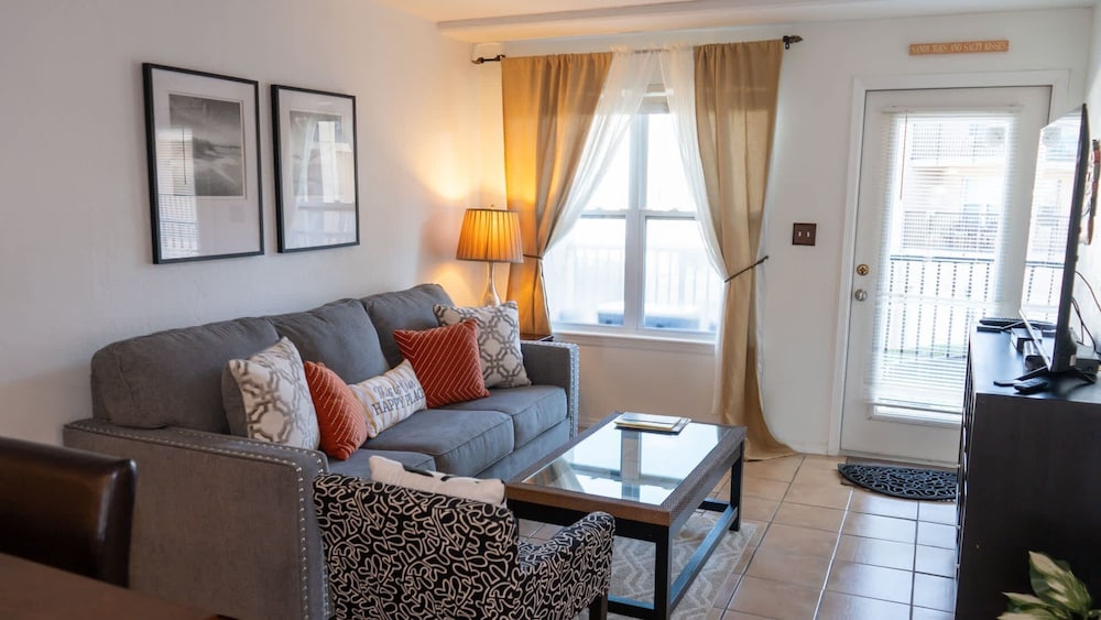 Cozy Family Retreat Steps To Beach Pool / Hot 2 Bedroom Apts