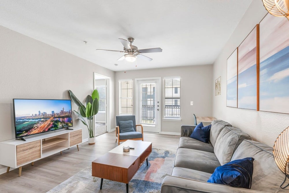Ideal 2BR King Suite w Gym Pool Close to Downtown